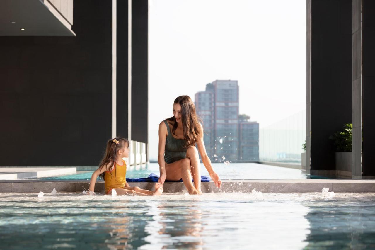 Ascott Thonglor Bangkok - SHA Plus Certified Kültér fotó The swimming pool at the 1018
